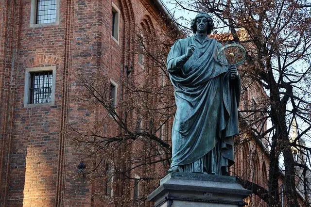 pomnik mikołaja kopernika w toruniu