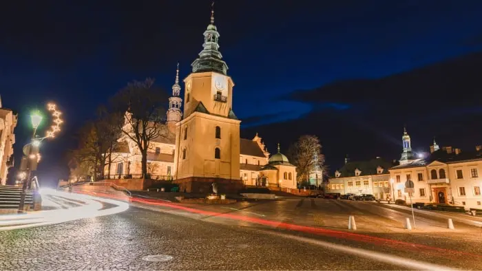 Bazylika w Kielcach nocą