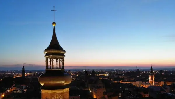 panorama miasta Leszno nocą