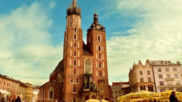 widok na Bazylikę Mariacką w Krakowie