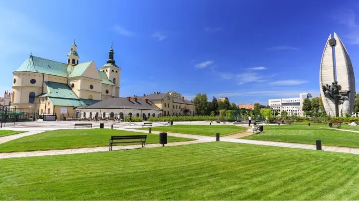 Rzeszów – Pomnik Czynu Rewolucyjnego w tle