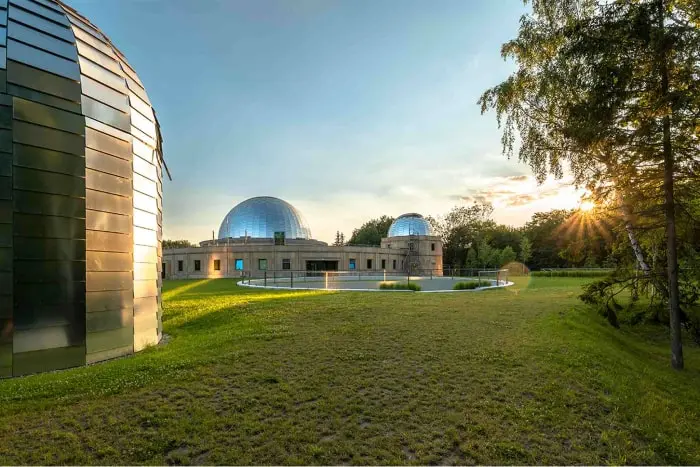 widok na planetarium w Chorzowie