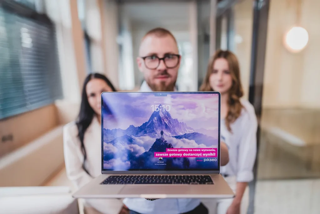 Laptop z otwartą stroną PIKSEO na biurku w biurze