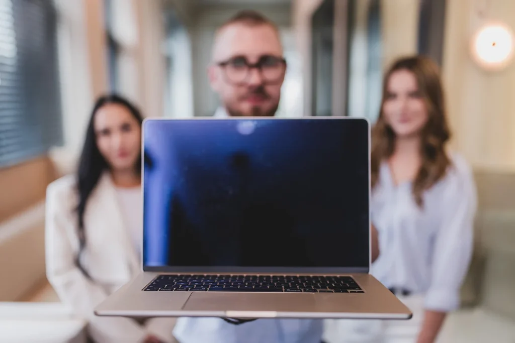 Osoba z zespołu PIKSEO pokazuje stronę na ekranie laptopa