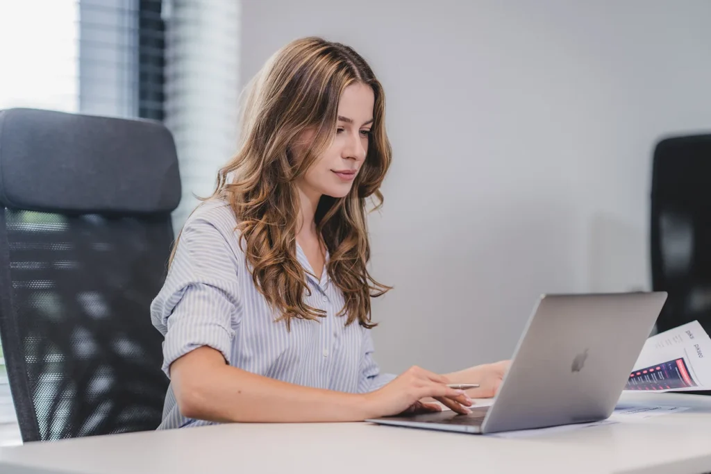 Specjalistka SEO analizuje zestawienie słów kluczowych na laptopie