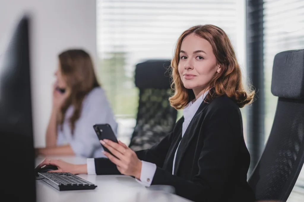 Specjalistka PIKSEO rozmawia przez telefon przy biurku