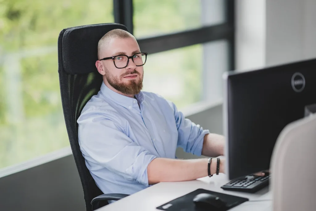 Specjalista pracuje nad optymalizacją techniczną sklepu przy dwóch monitorach